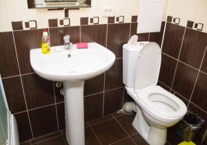 阿尔马维尔City Apartment Sverdlova 71的浴室配有白色卫生间和盥洗盆。
