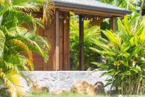 圣弗朗索瓦Iguana Ecolodge的花园中一座石墙房子