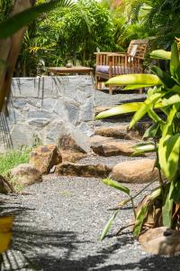 圣弗朗索瓦Iguana Ecolodge的一个带长凳和石径的花园