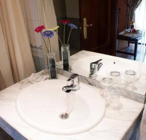 Fuensanta阿萨多阿尔本扎酒店的浴室设有白色水槽和镜子