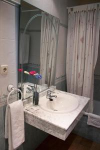 Fuensanta阿萨多阿尔本扎酒店的一间带水槽和花瓶的浴室