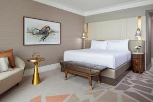 达拉斯新月阁酒店的酒店客房,配有床和沙发
