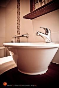 皮里亚波利斯Hotel Esmeralda的浴室内设有一个白色水槽和水龙头