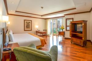 危地马拉瓜地马拉卡萨维兰达酒店的酒店客房,配有床和电视