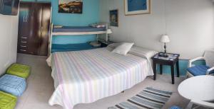 埃斯特角城Suites Atlantis的一间卧室配有一张床和两张双层床。