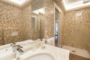 维罗纳Guelphs Apartments的带浴缸、水槽和淋浴的浴室