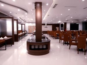卢武克桑提卡苏拉威西腾加酒店的一间带桌椅和柱子的用餐室
