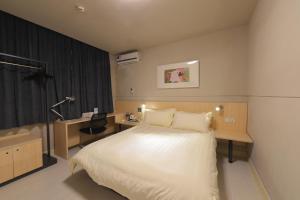 锦江之星苏州火车站北广场酒店客房内的一张或多张床位