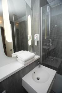 里昂宜必思里昂热尔兰梅里厄酒店的一间带水槽、淋浴和镜子的浴室