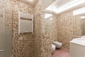 维罗纳Guelphs Apartments的一间带卫生间和水槽的浴室
