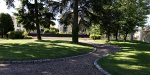 Chazelles-sur-Lyon布兰查德城堡酒店的林草公园的小路