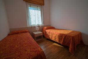 莱德罗Villa Bellavista的客房设有两张床和窗户。