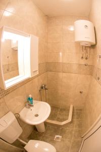 布德瓦Guesthouse Blue Coast的一间带卫生间和水槽的浴室