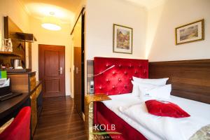 朗格奥科尔布酒店的酒店客房,配有一张红色床头板的床
