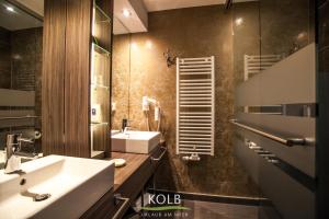 朗格奥科尔布酒店的一间带水槽和镜子的浴室