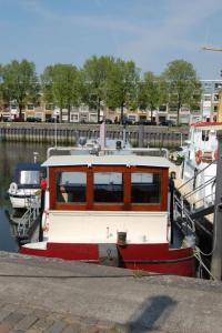 鹿特丹B&B Unitas的一艘红白船停靠在码头