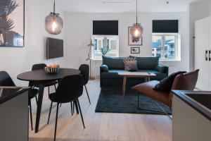 奥斯陆Frogner House - Grünerløkka的客厅配有沙发和桌子