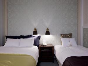 中央观光酒店客房内的一张或多张床位
