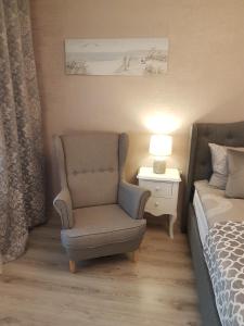 里加2 Bedroom Lux Apartments的一间卧室配有椅子、床和灯