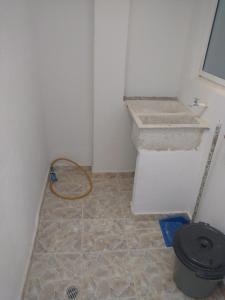 塔甘加塔甘加公寓的地板上设有带水槽和水管的浴室