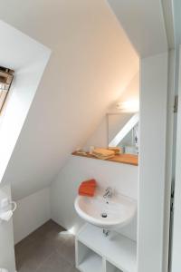 吕贝克Refugium-Luebeck的白色的浴室设有水槽和镜子
