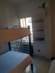 塔甘加塔甘加公寓的一间卧室配有双层床和窗户。