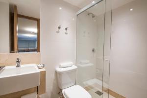 里约热内卢科帕卡巴纳大西洋酒店的浴室配有卫生间、淋浴和盥洗盆。