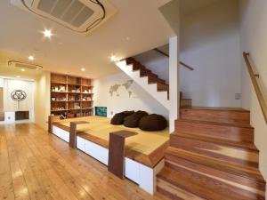 大阪大阪美和雅旅舍的一间卧室设有一张床和一个楼梯