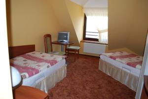 斯拉百斯安卡酒店 的酒店客房设有两张床和电视。