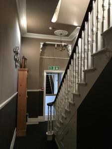 伊斯特布恩亚特兰大旅馆的走廊上设有黑色楼梯