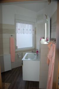 乌埃克尔明德Ferienwohnung Prey的一间带水槽和窗户的小浴室