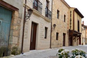 桑托多明戈德锡洛斯Apartamentos & casas rurales Santo Domingo de Silos的一条空的街道,在古老的石头建筑中