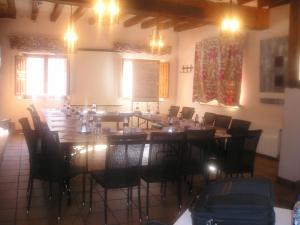 Villacorta莫利诺德拉费雷里亚酒店的大型用餐室配有长桌和椅子
