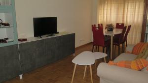 哈卡Jaca Centrum的带沙发、电视和桌子的客厅