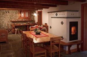 绍里斯Hotel Garni Plueme的厨房配有木桌和壁炉。