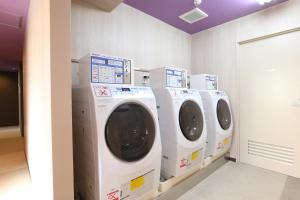 名古屋名古屋荣永安国际酒店的洗衣房里的一排白色洗衣机