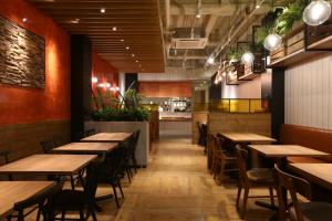 名古屋名古屋荣永安国际酒店的一间带木桌椅的餐厅和一间厨房