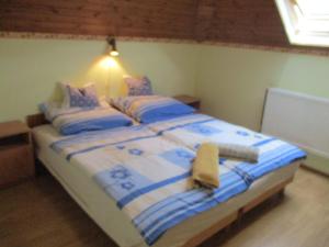 赛特古特哈德塔维旅馆的一间卧室配有蓝色和白色床单