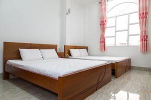 金瓯宋红酒店的卧室设有两张床,带两个窗户