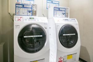大阪大阪北滨布莱顿酒店的两台洗衣机彼此相邻
