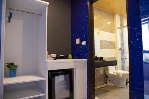 吉安BUDDY 35的带壁炉的浴室和带卫生间的浴室。