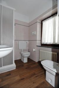 奥斯塔乐查拉邦酒店的浴室配有盥洗盆、卫生间和盥洗盆。