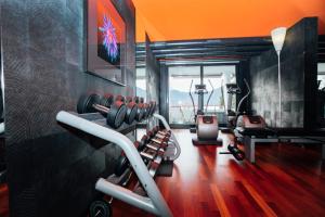 韦吉斯韦吉斯波斯特酒店的带有氧器材的健身房,位于带橙色墙壁的房间