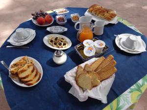 莱乌卡Masseria Serine的蓝色桌子,上面有早餐盘