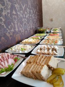 库多瓦-兹德鲁伊Paria Hotel的一张桌子上放着许多盘子的食物