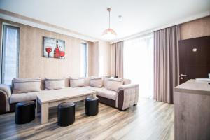 博尔若米Milano Palace Borjomi的客厅配有沙发和桌子