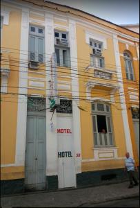 里约热内卢卡波弗尼斯特拉酒店的一个人站在建筑物前面