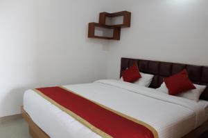 奇克马格尔Sam's Terrace的一间卧室配有一张带红色枕头的大床