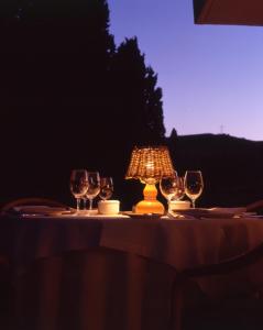 菲格拉斯Hotel Emporda的酒杯桌子和灯