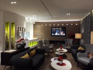 米兰索珀格酒店的带沙发和平面电视的客厅